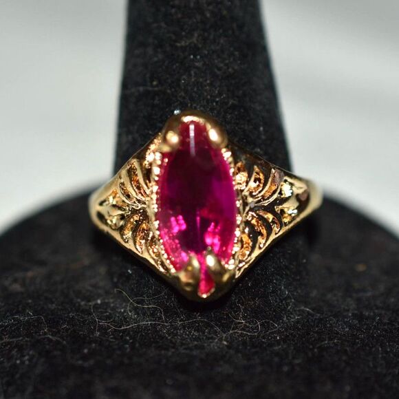 Elegant Fuchsia Beveled Oval Inset Stone Filigree Gold Tone Metal Size 10.5 Ring - Picture 1 of 4